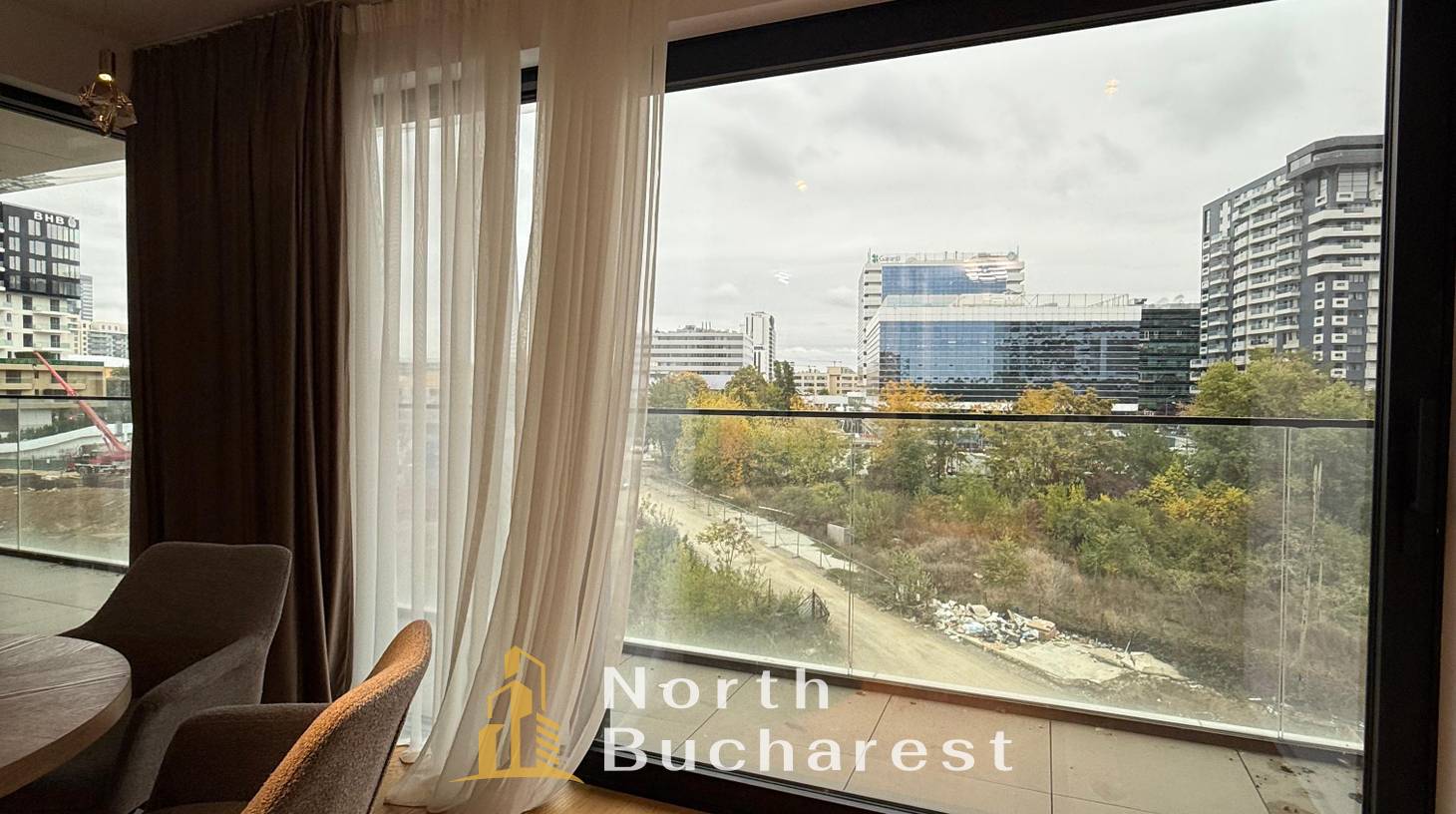 https://images.northbucharest.ro/0tIBXDogm-5fTfeB0NrOKGLBHbqROANb7LKdZV5u2Lk/watermark:0.75:so:0:30:0.39/resize:fill:1460:816:1/gravity:ce/bG9jYWw6Ly8vZXN0YXRlL2xyL2M0MzIwMWRhLTNhNzctNGY2Yi04MzI2LTgwYjU4ZjkxMGY1OC5qcGVn