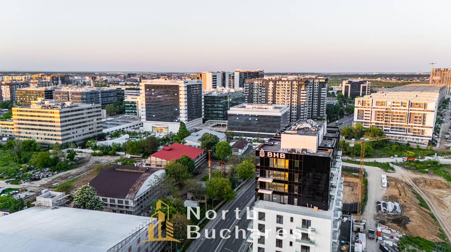 https://images.northbucharest.ro/0urTXsbhqXGs9aT5n4eSQTue6T61FPrDlPtwFWQYUHQ/watermark:0.75:so:0:30:0.39/resize:fill:1460:816:1/gravity:ce/bG9jYWw6Ly8vZXN0YXRlL2xyL2NmOWE3NDkwLWYyYmItNDcyZi1iMDM4LTQxYWJhNzg3NThmZi5qcGVn