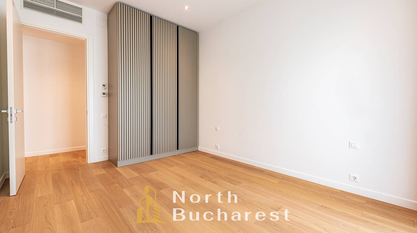 https://images.northbucharest.ro/2oxtQ6yHxa-iWtXK7JJYp_BP0cEvGdPbmvNIq9OrYWg/watermark:0.75:so:0:30:0.39/resize:fill:1460:816:1/gravity:ce/bG9jYWw6Ly8vZXN0YXRlL2xyLzczODJiMDFkLTRhMWEtNGM0OS04ZGY1LWRkNGNkNjc4YzhkYy5qcGVn