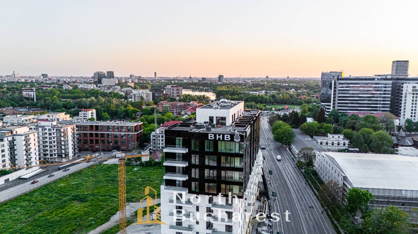 https://images.northbucharest.ro/3GYWENjHqJ34m52ETKFfWvWIn-FKux8ZHycXrVD-jbE/watermark:0.75:so:0:30:0.39/resize:fill:1460:816:1/gravity:ce/bG9jYWw6Ly8vZXN0YXRlL2xyL2QyNzJkZTFhLTQyY2EtNDczZS04YWRiLWQwMmUxNTBhMDk5YS5qcGVn