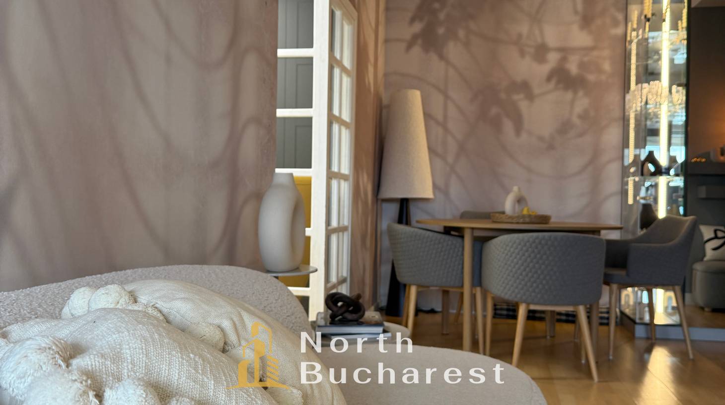 https://images.northbucharest.ro/4Dt5xwQqF_QqsVBKv1AO8IvLT7ffEWZqBGv0je6yDj8/watermark:0.75:so:0:30:0.39/resize:fill:1460:816:1/gravity:ce/bG9jYWw6Ly8vZXN0YXRlL2xyLzI4NWNmMGQwLWE3MzUtNGI2ZS1iOGUzLTRlNjIxZDA0MGQ5Ny5qcGVn