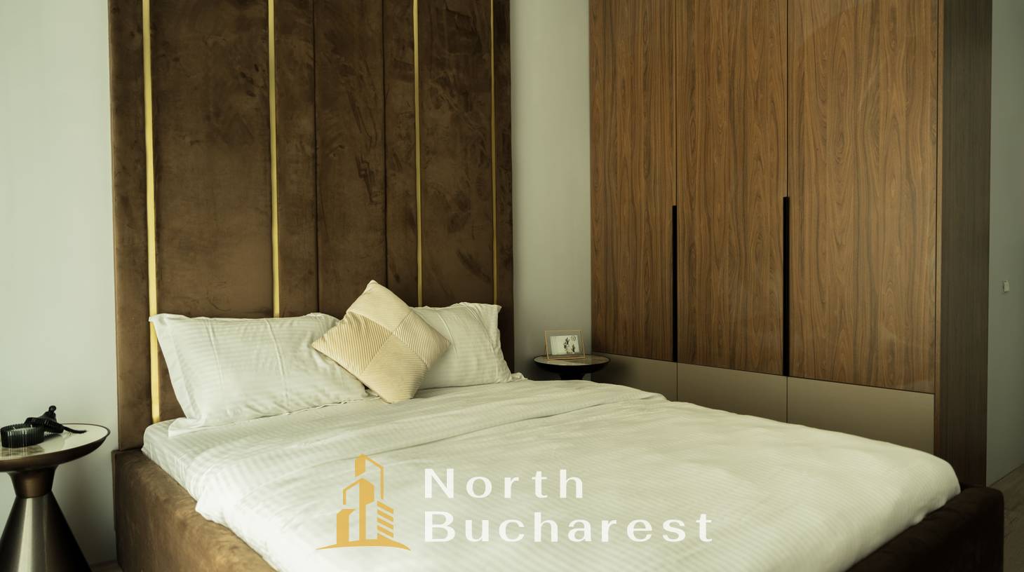 https://images.northbucharest.ro/5KB7qxe3cmxF5KVjXdWw7HvvNMnrkF1pHG05xtHjaUA/watermark:0.75:so:0:30:0.39/resize:fill:1460:816:1/gravity:ce/bG9jYWw6Ly8vZXN0YXRlL2xyLzkyMjBkZDM2LTg1MmEtNDg3My05Mzk0LTI4OGU0Y2YzZjZhZS5qcGVn