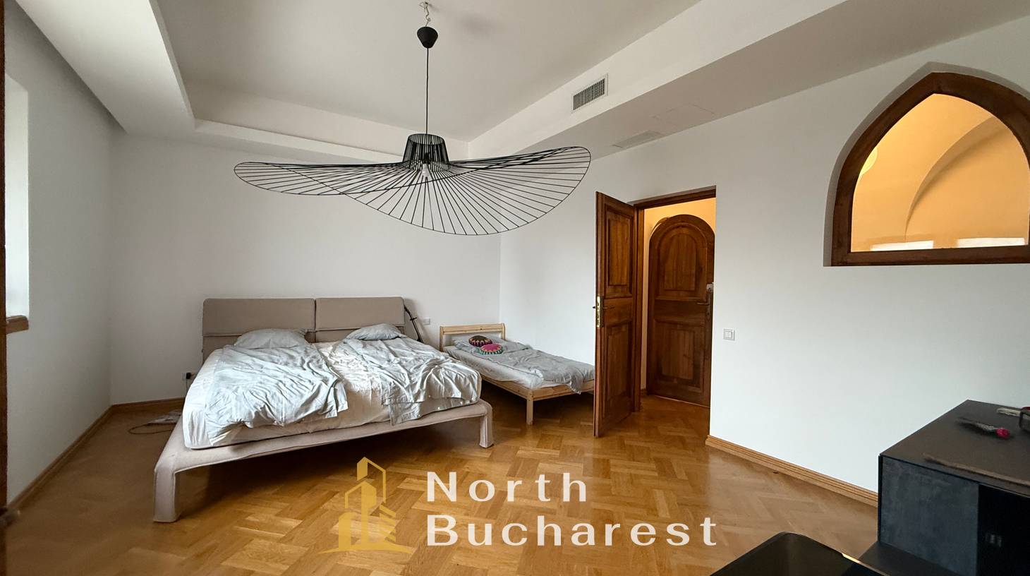 https://images.northbucharest.ro/7XWsWxe8oletd2SRvREpuFDhfFdApQ-bXSL7xWTqxKw/watermark:0.75:so:0:30:0.39/resize:fill:1460:816:1/gravity:ce/bG9jYWw6Ly8vZXN0YXRlL2xyLzNmZDc2NzQ4LTZiOGMtNDA2Yy05MmQyLTE3YjA2MmU1YWYzNy5qcGVn