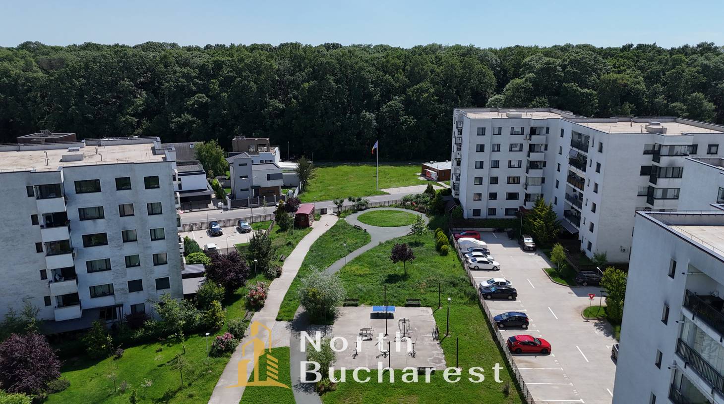 https://images.northbucharest.ro/8xF1fbS8-Tn2IlJf7xE9CpdZUKXytjnQtjrmma4swII/watermark:0.75:so:0:30:0.39/resize:fill:1460:816:1/gravity:ce/bG9jYWw6Ly8vZXN0YXRlL2xyL2UyMDYwZmMwLTA1ZmUtNGUxNS04MGYwLWQwYzhjOTIyNjM3ZC5qcGVn