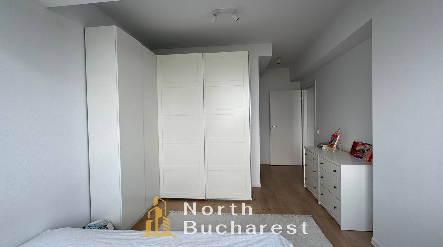 https://images.northbucharest.ro/9MqouUtYlUBHlK87-1YDqOEbRkYHKHIT56uQoZU2y5E/watermark:0.75:so:0:30:0.39/resize:fill:1460:816:1/gravity:ce/bG9jYWw6Ly8vZXN0YXRlL2xyLzU3MWZiNjc1LTA2ZDUtNGQxZS05MGNhLTljZjI1YzJhZmQwNC5qcGVn