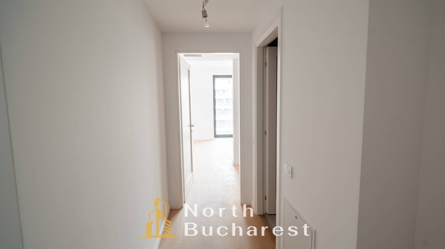 https://images.northbucharest.ro/9gg-iSgiRnJPB7TaCjEBiNXpTDSYNvcIqqc-swckcZ4/watermark:0.75:so:0:30:0.39/resize:fill:1460:816:1/gravity:ce/bG9jYWw6Ly8vZXN0YXRlL2xyLzI2MzVkMzE3LTMxNTEtNGQ2NS1hMzM1LWQ2NjdiNTllZGRjNS5qcGVn