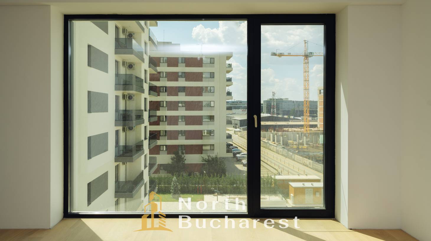 https://images.northbucharest.ro/A8kdxALAltPGnWVWJBiGUXNIb2SQCxXDNBanrxWIQy8/watermark:0.75:so:0:30:0.39/resize:fill:1460:816:1/gravity:ce/bG9jYWw6Ly8vZXN0YXRlL2xyLzEwODRhMWY2LWJkZmItNDE4My05ZmRiLTQ5ZjZmMTZhN2YwYS5qcGVn