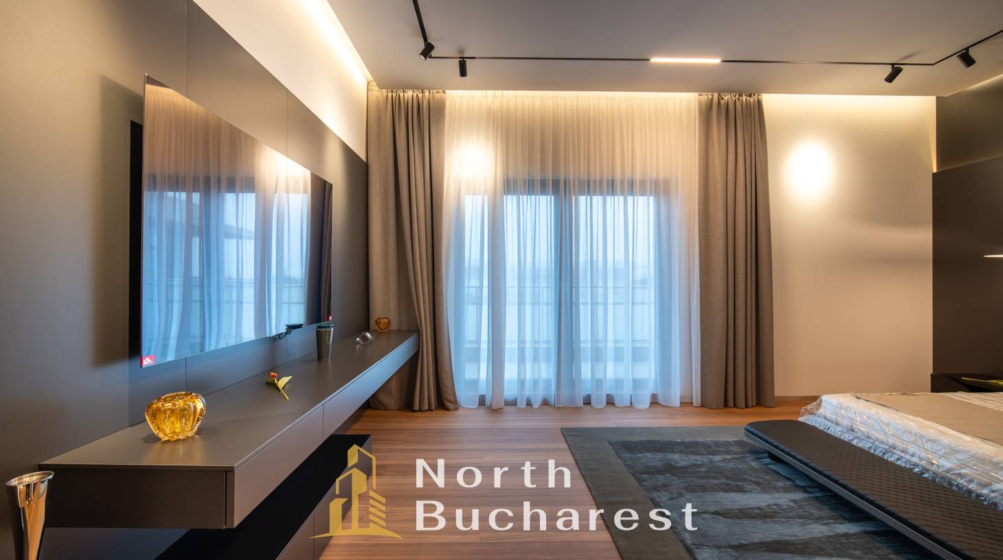 https://images.northbucharest.ro/AoSbjNilW_ujCIfYtOpiUJ-zIwYvpRLQlH09vclUal0/watermark:0.75:so:0:30:0.39/resize:fill:1460:816:1/gravity:ce/bG9jYWw6Ly8vZXN0YXRlL2xyLzM5Mzk5YzEyLTIxNmQtNGI0My1hZjg3LTlhZjQwMjM5ZWVhMi5qcGVn