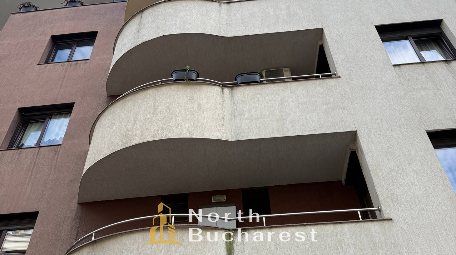 https://images.northbucharest.ro/B5QX8SPzX2WQDmfpGl8bH4zrLmP4c4NjoxUDBa-Hjws/watermark:0.75:so:0:30:0.39/resize:fill:1460:816:1/gravity:ce/bG9jYWw6Ly8vZXN0YXRlL2xyL2U4MWQ3YWMyLTg0ZTQtNGVkNy04MmVmLTIwMzI0ZTcwNTdmZC5qcGVn
