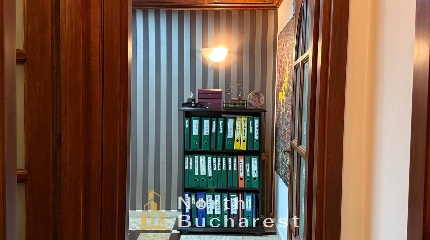 https://images.northbucharest.ro/D9Pri9VKEtZJEXnwtLjm8VqcpiDuFqgLkknlDWMJ2do/watermark:0.75:so:0:30:0.39/resize:fill:1460:816:1/gravity:ce/bG9jYWw6Ly8vZXN0YXRlL2xyL2JkZGU4ZjcxLTY3ODYtNGYyYS05N2UzLWIzODlhNTc3NDliOS5qcGVn