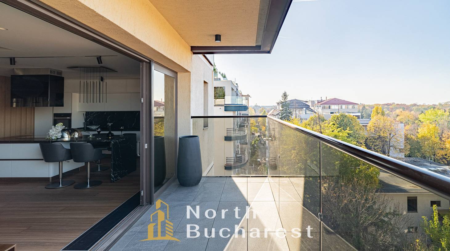 https://images.northbucharest.ro/FJvvSHabTfJ9Nsrn9KK_Fe5LLS2S4KrtFn-lRQYNCK8/watermark:0.75:so:0:30:0.39/resize:fill:1460:816:1/gravity:ce/bG9jYWw6Ly8vZXN0YXRlL2xyLzM3NTZhODA4LTBkNzQtNDM1Ni1iZWM2LTBiZmQ5MzJhY2U3Yy5qcGVn