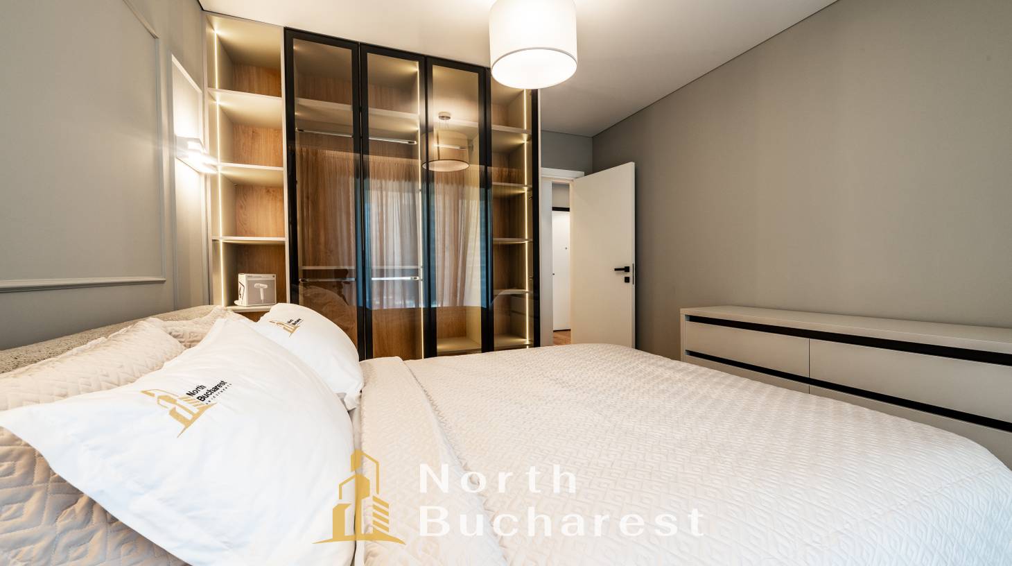 https://images.northbucharest.ro/FdxSWXOlJn-M8B1eDLsXCGtqO7nSt5y1yS21UfAPiHY/watermark:0.75:so:0:30:0.39/resize:fill:1460:816:1/gravity:ce/bG9jYWw6Ly8vZXN0YXRlL2xyLzIwY2Q4NDU1LWMyZWItNDNhZS1hNzQ2LTVkODdhM2FmNzEzZC5qcGVn