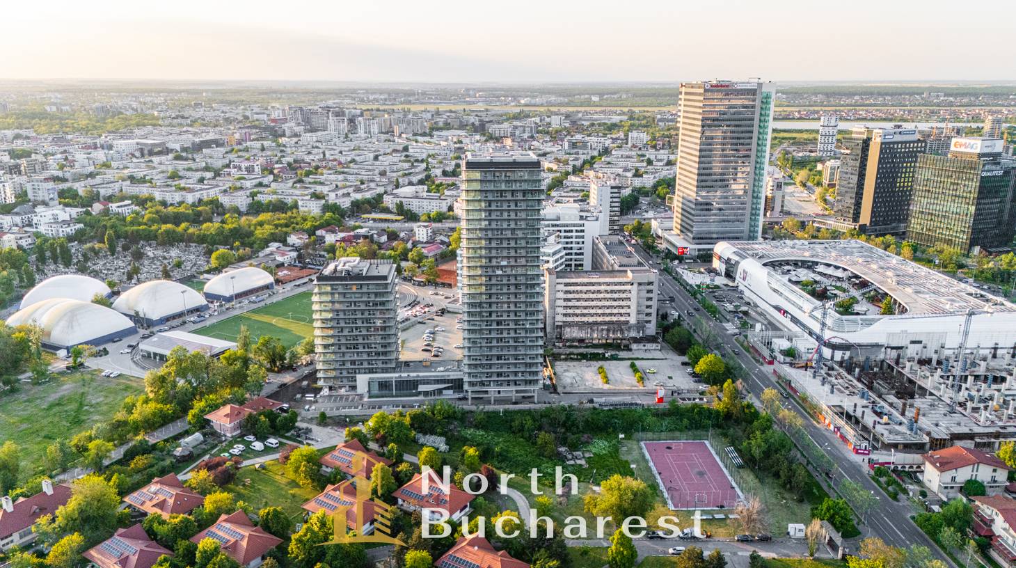 https://images.northbucharest.ro/I-mMX_WXLWlrxcpcpWe7cfQtlH-KR3wLWnG8eQegI_c/watermark:0.75:so:0:30:0.39/resize:fill:1460:816:1/gravity:ce/bG9jYWw6Ly8vZXN0YXRlL2xyL2I4ODdjN2IxLWQ3MGMtNGU3OS05NjY5LTllMTUxYmVhMzgzNi5qcGVn