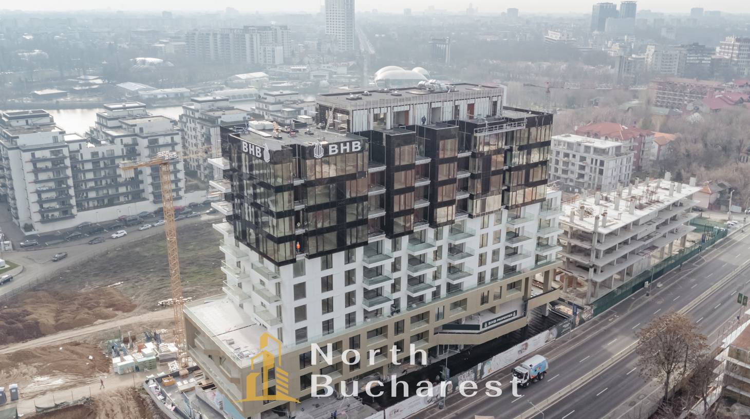 https://images.northbucharest.ro/IpD5vKrY8EXDd0sIBNb2m0k2jZJhK9dOhWKqTuNU_CU/watermark:0.75:so:0:30:0.39/resize:fill:1460:816:1/gravity:ce/bG9jYWw6Ly8vZXN0YXRlL2xyL2I3MjgyMjZiLTY2MzAtNDk2ZS1hZjMxLWQ5M2Q2N2Q3ZmRjMS5qcGVn