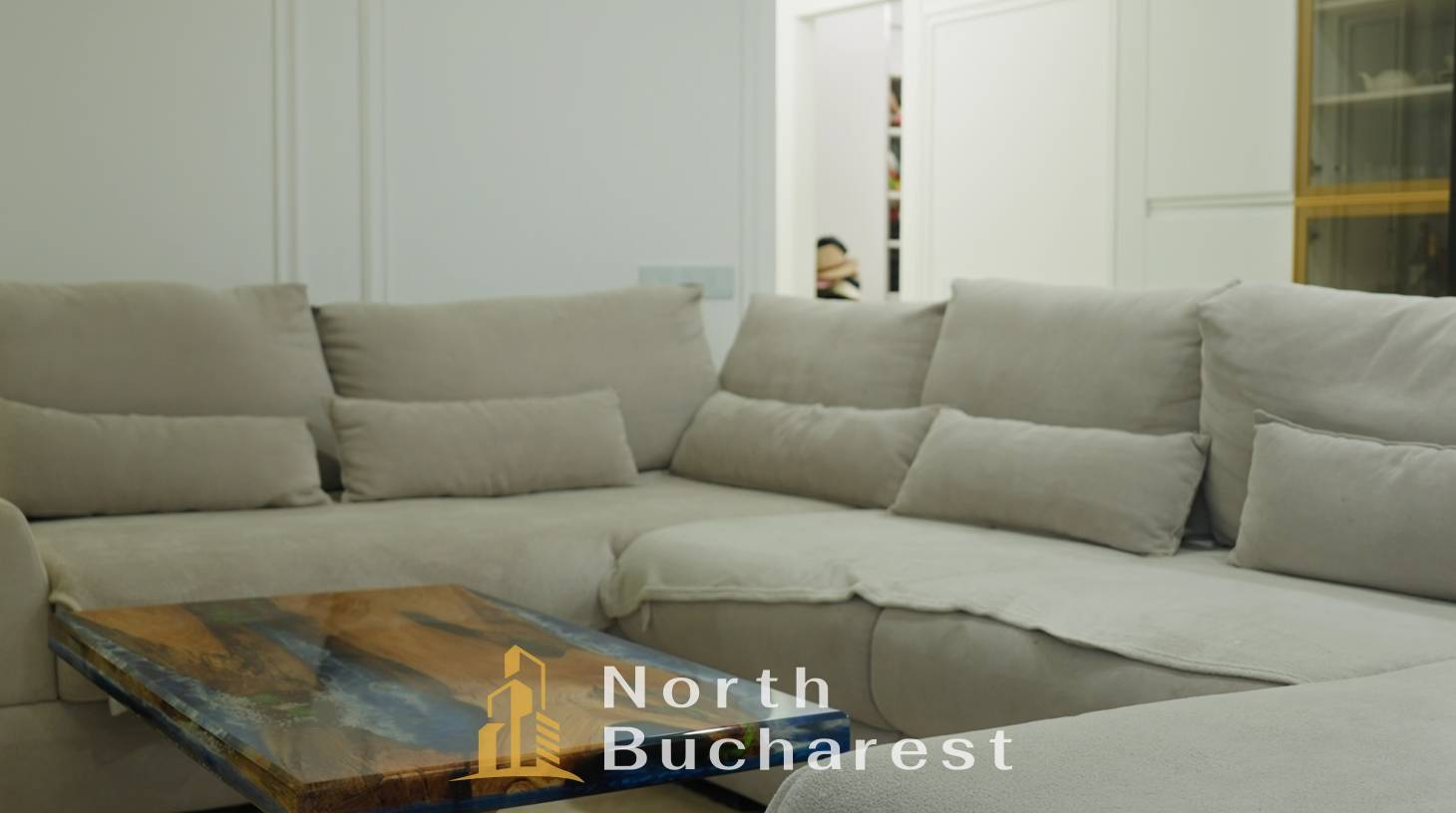 https://images.northbucharest.ro/NMTYhvzde6CsSmNg92OZOsqxVZOPDibp60hJTEn0SDM/watermark:0.75:so:0:30:0.39/resize:fill:1460:816:1/gravity:ce/bG9jYWw6Ly8vZXN0YXRlL2xyLzgyNmFkZjM5LTI0NTgtNDI3MC1hZWQ5LTBlMmVmMmMyM2NlNS5qcGVn