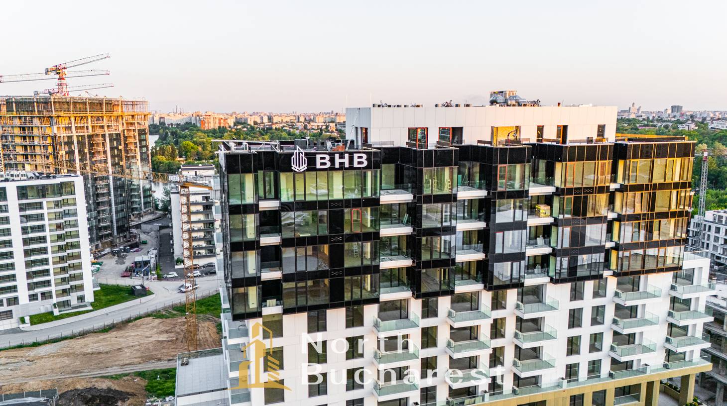 https://images.northbucharest.ro/OMmIs_qMevFRhCU6uiRq5n4DDvPqOk37iZiELmjvgms/watermark:0.75:so:0:30:0.39/resize:fill:1460:816:1/gravity:ce/bG9jYWw6Ly8vZXN0YXRlL2xyLzBmZTEyZjk4LWE2NzItNDJlYS05NzFmLWJhMjVlYmVjMGQ5Yi5qcGVn