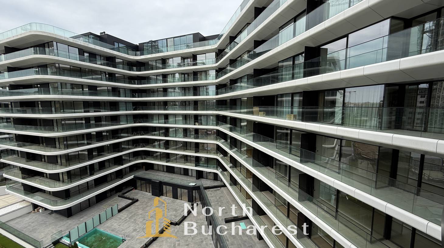 https://images.northbucharest.ro/OVk1gYUmeYV7Tkjf_UKzhSQlf2PR_9QIzfwrjb30wcY/watermark:0.75:so:0:30:0.39/resize:fill:1460:816:1/gravity:ce/bG9jYWw6Ly8vZXN0YXRlL2xyLzczNmJmYzgzLWI3YmEtNGI4NS05MDhkLTlhNGE2NTE1YmRhZi5qcGVn