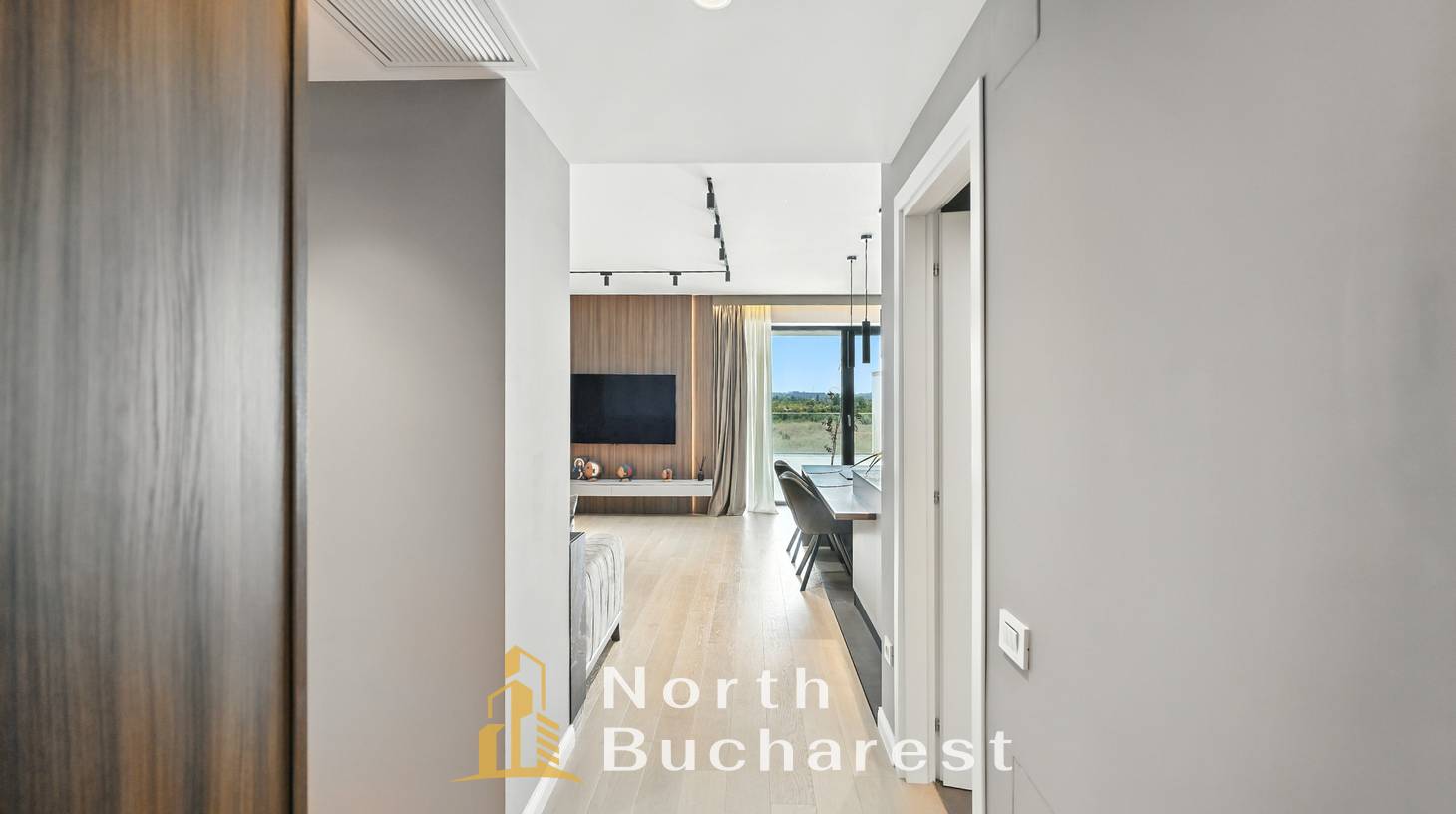 https://images.northbucharest.ro/Oki7-E9LScRnCAvV_MjihCMPhuNFpRlMEIvce3TQfEQ/watermark:0.75:so:0:30:0.39/resize:fill:1460:816:1/gravity:ce/bG9jYWw6Ly8vZXN0YXRlL2xyLzBjZDU3MmY0LWI1NDctNGVhOC1hMDczLTEwMmM2YTg3YTcxYi5qcGVn