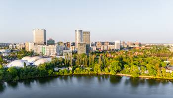 https://images.northbucharest.ro/U2yoaw50YruPwUWJHPzCgDKHakEKkUpkCwZDIK_GxmI/resize:fill:350:198:1/gravity:ce/bG9jYWw6Ly8vZXN0YXRlL2xyL2MwN2I0MzYxLTRlNjctNGU2Mi05MmI5LWM1ZWUyMjFlZjk5NC5qcGVn