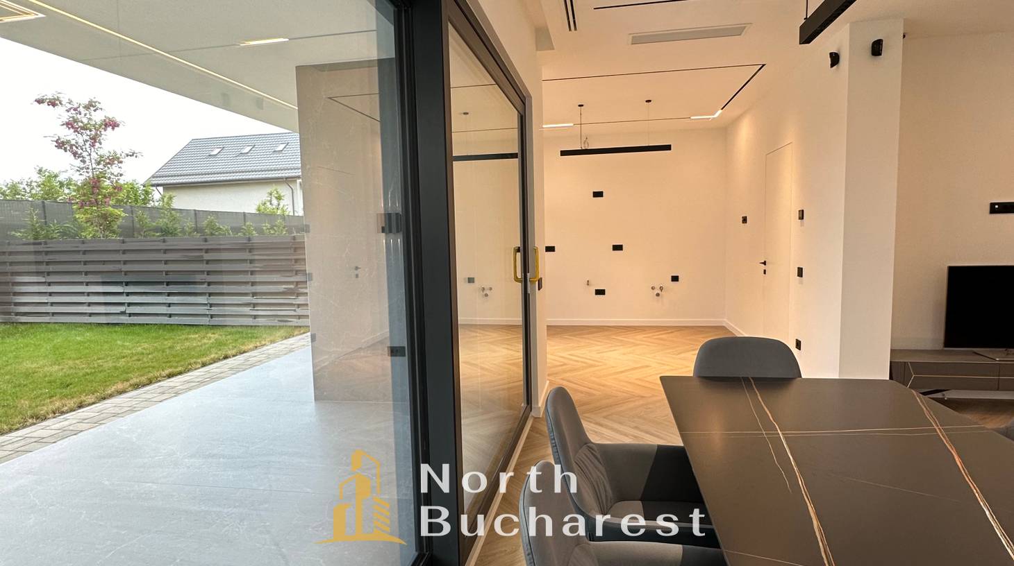 https://images.northbucharest.ro/UUsYyFfD8JOyJNMS028Ye7_S4Alqb7u3rV0q2yeKCdU/watermark:0.75:so:0:30:0.39/resize:fill:1460:816:1/gravity:ce/bG9jYWw6Ly8vZXN0YXRlL2xyLzhjOGQ2NTFiLThiYjgtNDc4OS05ZDlmLWM5NTUyY2NmMjZlNy5qcGVn