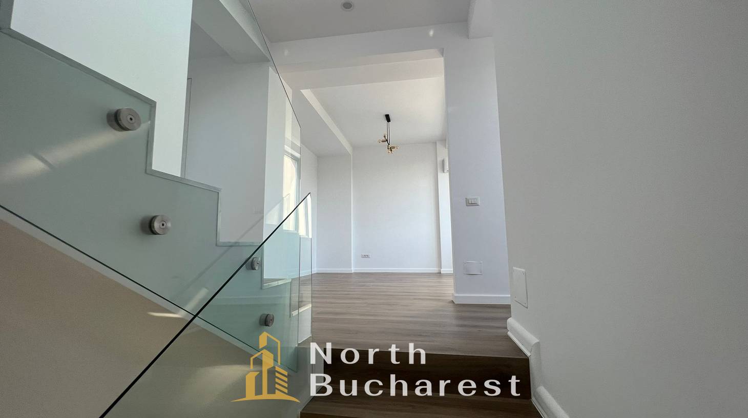 https://images.northbucharest.ro/VFx9y9VgIT7ZavvmdrVDXVqgxNtEm0CcvV-bK3E58G8/watermark:0.75:so:0:30:0.39/resize:fill:1460:816:1/gravity:ce/bG9jYWw6Ly8vZXN0YXRlL2xyLzAwYWU4Mzk3LTFlMjYtNDQ5MC1hYTFhLTgxYTExODA0ODkwNC5qcGVn