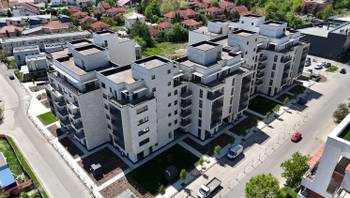 https://images.northbucharest.ro/XVmsHTcR_16KUBknCAiwgLx-FcOAhPHzhpg-LjmRJpM/resize:fill:350:198:1/gravity:ce/bG9jYWw6Ly8vZXN0YXRlL2xyLzNhN2M1OGQ5LTY4YTAtNDYwMC1iYmM5LWU0NWNjODQ4MmI0Yy5qcGVn