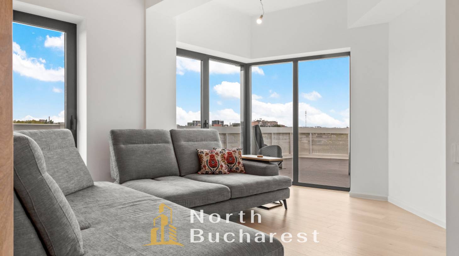 https://images.northbucharest.ro/aMa1h0Zdznr0n0qyf8jfvKAfBp_sZvEEwX7Y2CjkQ7E/watermark:0.75:so:0:30:0.39/resize:fill:1460:816:1/gravity:ce/bG9jYWw6Ly8vZXN0YXRlL2xyL2htNG1hczg1M2kxcDFoNi0yMDFfNy5qcGc