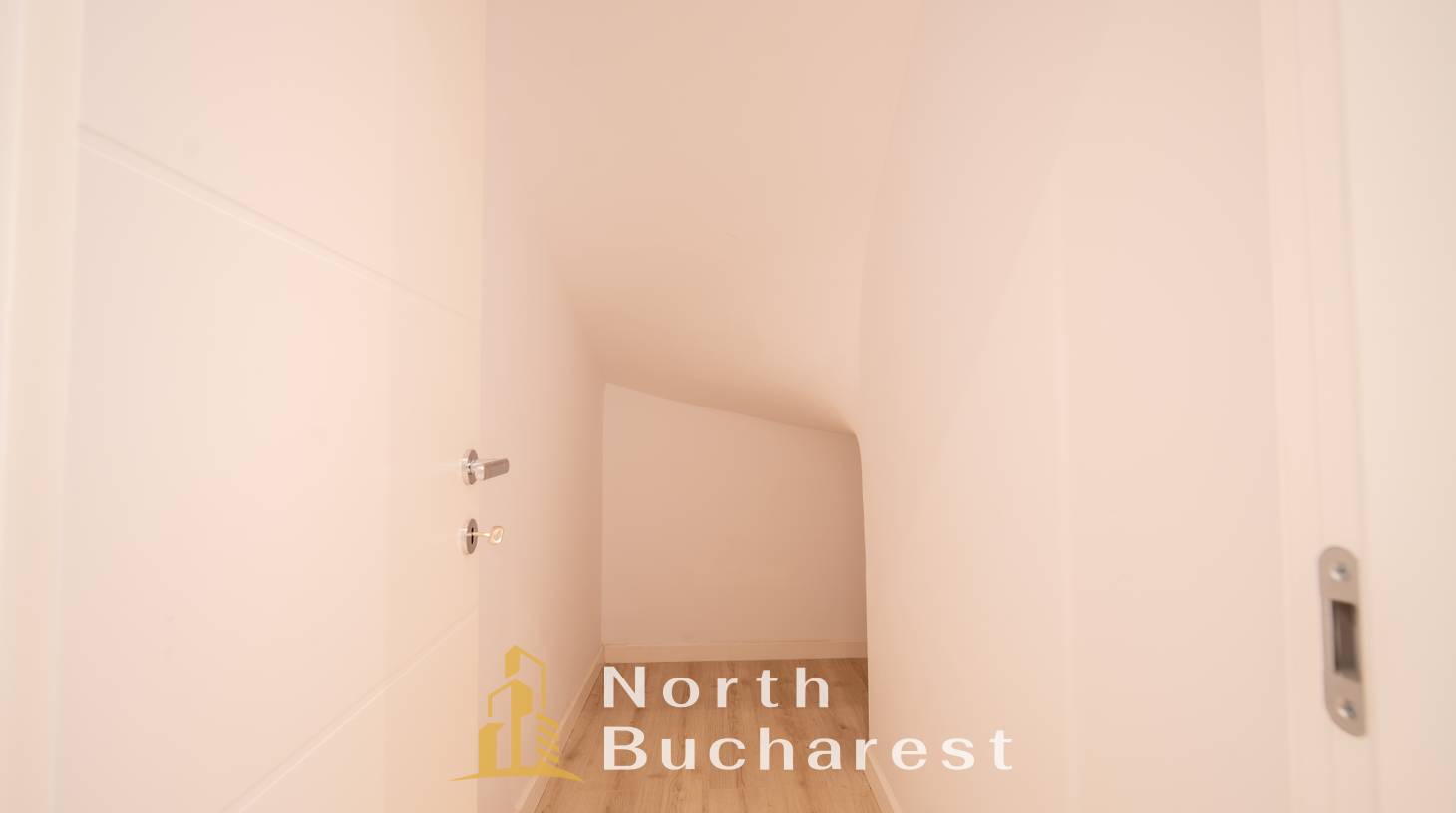https://images.northbucharest.ro/aVm6uhDfTiEZh31ehgyQRxP2uBuwkDtoWJeGdjiiRg4/watermark:0.75:so:0:30:0.39/resize:fill:1460:816:1/gravity:ce/bG9jYWw6Ly8vZXN0YXRlL2xyLzMzYTk0YzhmLTg1NjItNDZkMi05YjliLTNmNDIwN2EzMDRmZS5qcGVn
