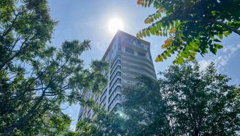 https://images.northbucharest.ro/byG1QdeuPkhtgUY49d2m8mEIU6zjw77MtsTeO-seHYQ/resize:fill:350:198:1/gravity:ce/bG9jYWw6Ly8vZXN0YXRlL2xyLzVmMTNjOWMzLWRjZGItNDNhOC1iYjdlLTllNWM4NzRhYTc2MC5qcGVn