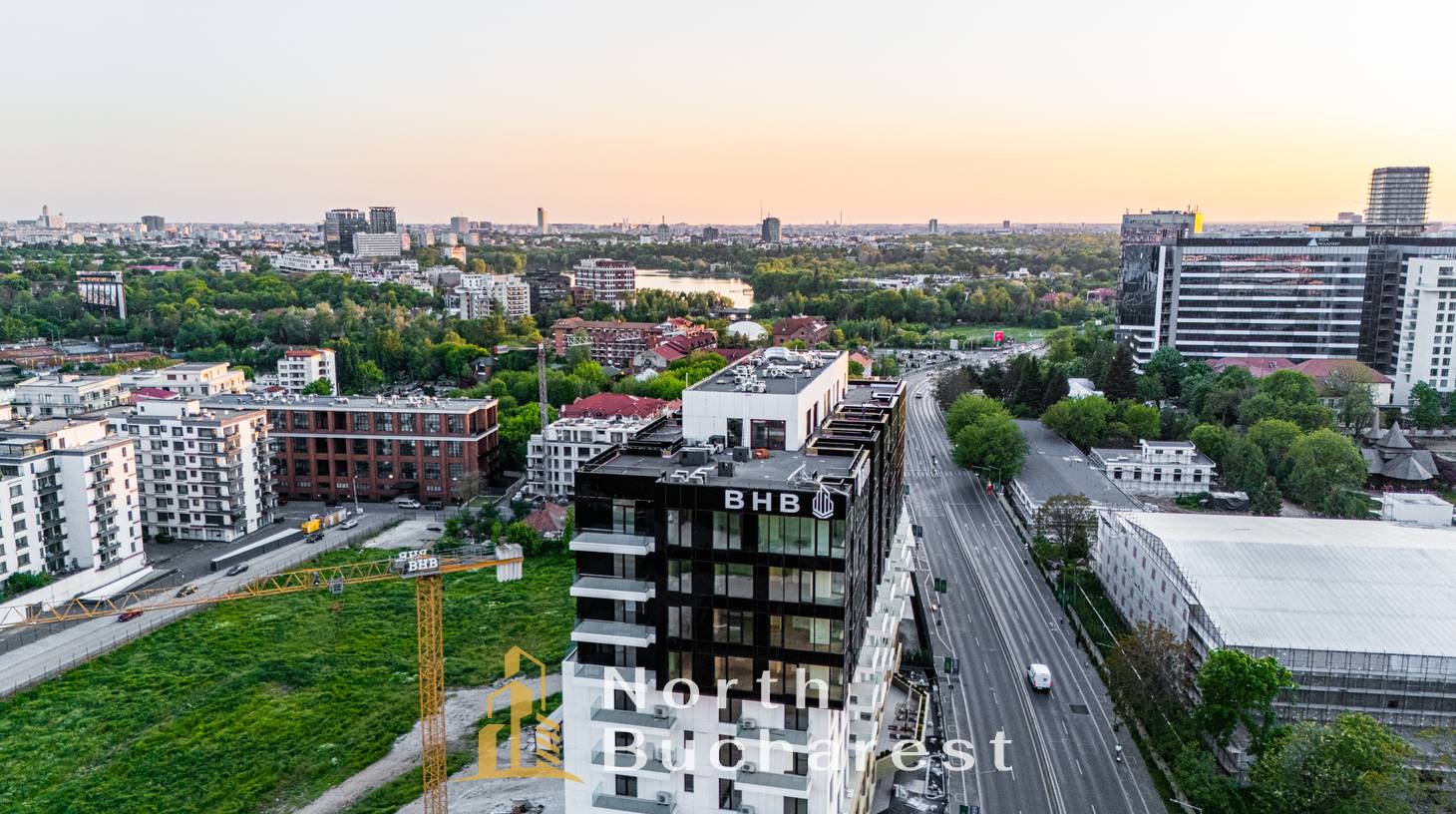https://images.northbucharest.ro/cBE1vzA_d8t9n7MyaL-RA891847QUy-0vbyQEFPmnqI/watermark:0.75:so:0:30:0.39/resize:fill:1460:816:1/gravity:ce/bG9jYWw6Ly8vZXN0YXRlL2xyLzlhOTdlNjhkLTRjY2QtNGZhYy05YzgyLTNmYjU5NzlhMjM4MC5qcGVn