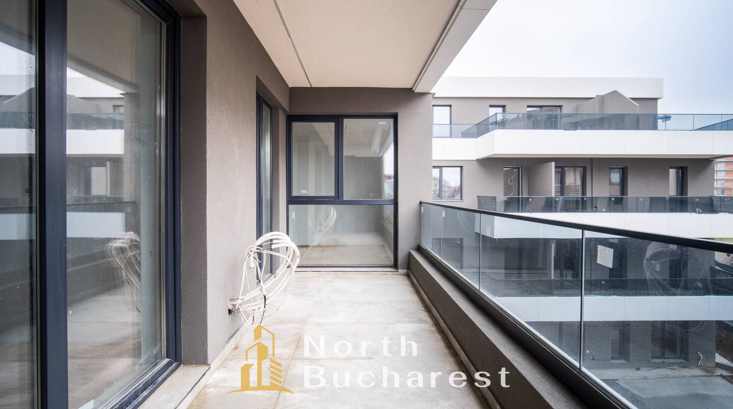 https://images.northbucharest.ro/hD9fOArSUaT4mP1m53dr5yJafuo8pv6gT1OGNnU9iOo/watermark:0.75:so:0:30:0.39/resize:fill:1460:816:1/gravity:ce/bG9jYWw6Ly8vZXN0YXRlL2xyL2E1MjQ2MDkzLTFlMzQtNGVlZi05NjhiLTc4YjkxOTc2YzAwYy5qcGVn