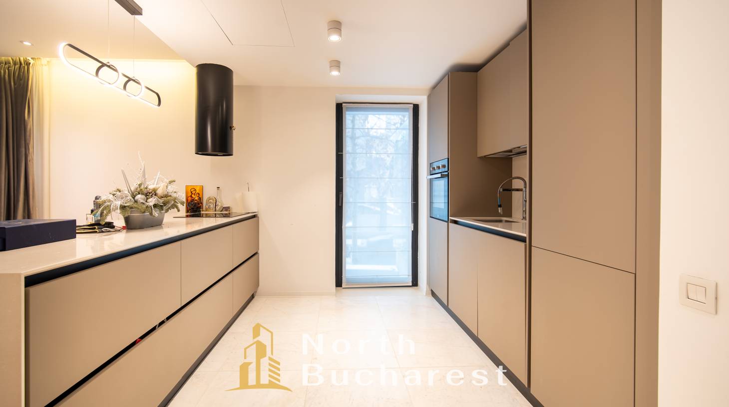 https://images.northbucharest.ro/imnNcNzQByv0o0tuVewdlxjqKhG-yUvaV1YSc_XrDbY/watermark:0.75:so:0:30:0.39/resize:fill:1460:816:1/gravity:ce/bG9jYWw6Ly8vZXN0YXRlL2xyLzlkMTZhNWI2LTZlN2MtNGIxOC04ODc2LTFjNzEyYTc3OTQyYy5qcGVn
