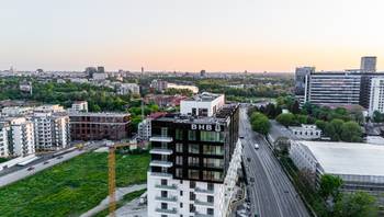 https://images.northbucharest.ro/inxrAc5bFNwrUAqKcyzwfsfidIjlqszn6lnLnaJiic8/resize:fill:350:198:1/gravity:ce/bG9jYWw6Ly8vZXN0YXRlL2xyL2QyNzJkZTFhLTQyY2EtNDczZS04YWRiLWQwMmUxNTBhMDk5YS5qcGVn
