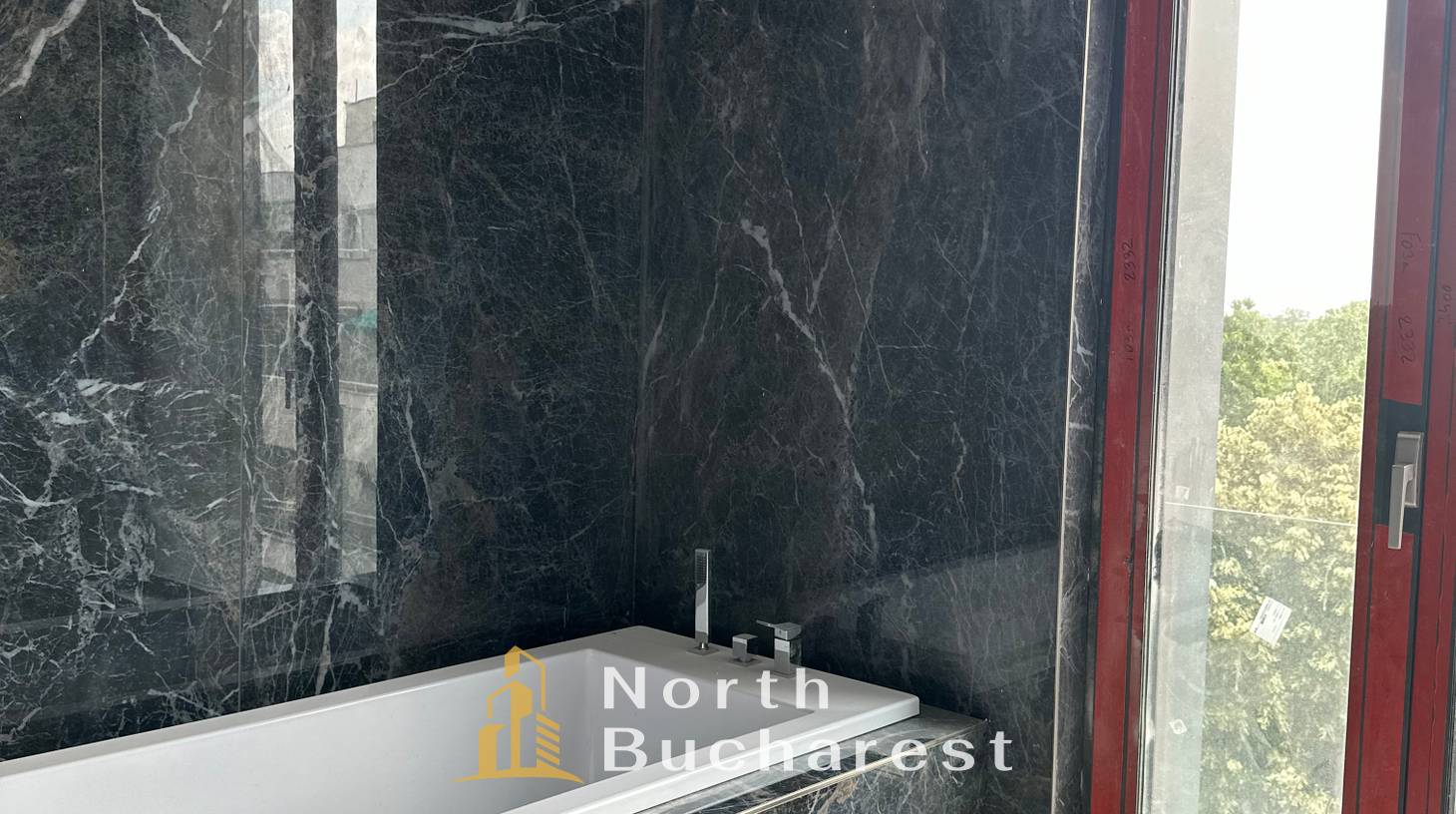 https://images.northbucharest.ro/jb6QGaQbWQH__wi0_mbjWT2QSa4_NTZN2t5zDaDo9e8/watermark:0.75:so:0:30:0.39/resize:fill:1460:816:1/gravity:ce/bG9jYWw6Ly8vZXN0YXRlL2xyL2NhMmU5ZjIwLWNlNTUtNDU3YS1hZWI1LWI2ZmQwNGYxZTQyMi5qcGVn