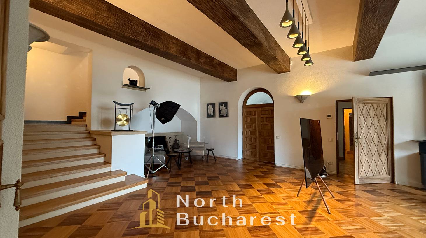 https://images.northbucharest.ro/k21ku05Ydv4lMMxuEAefgPkjEn8R5TNf_SMIJ4WgEzc/watermark:0.75:so:0:30:0.39/resize:fill:1460:816:1/gravity:ce/bG9jYWw6Ly8vZXN0YXRlL2xyLzMzMWRiNDA4LThkNTYtNDU5ZC05NDgxLTYzYzE0M2FmOGE3Yy5qcGVn