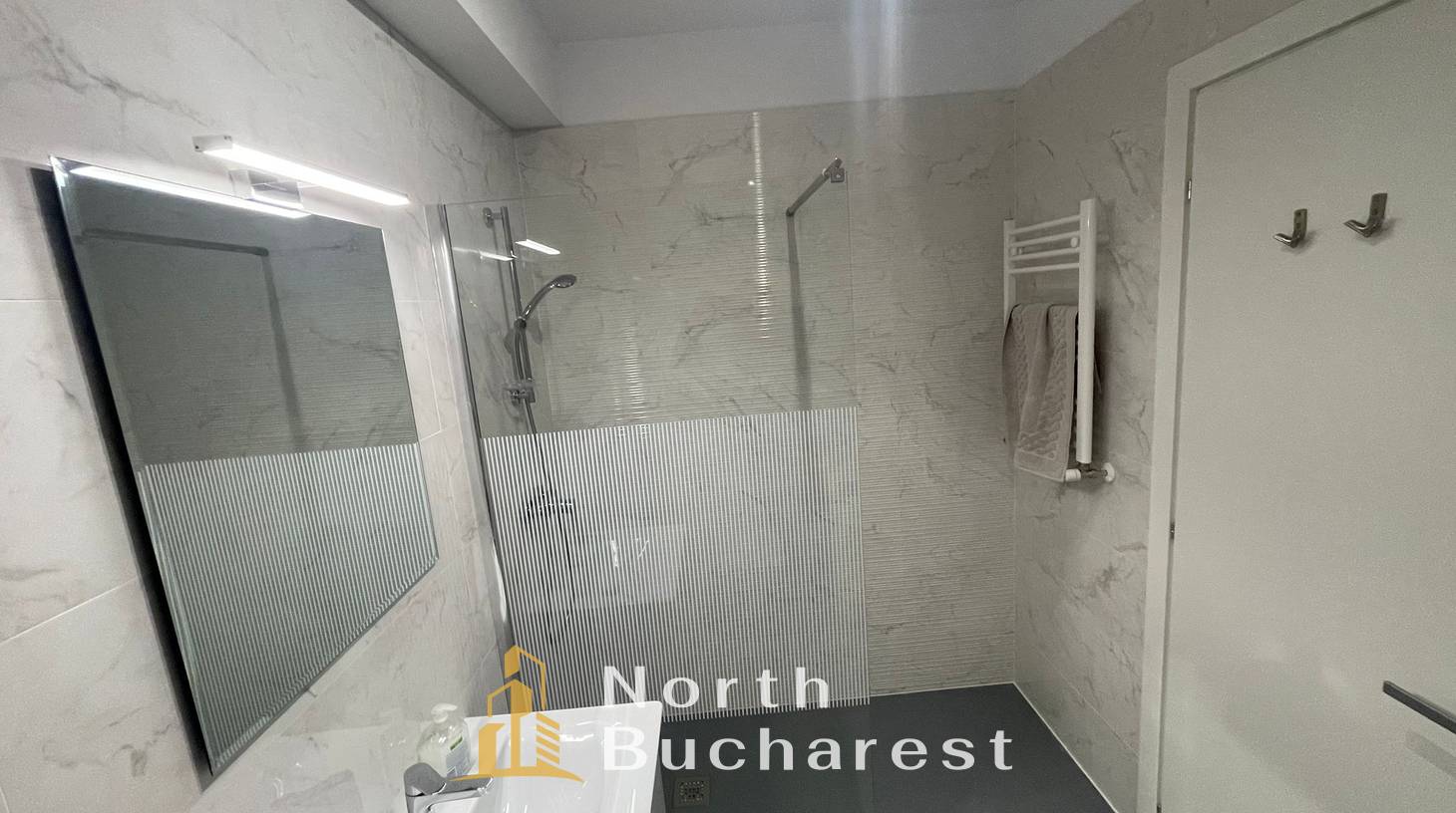 https://images.northbucharest.ro/nJzqbXdjsG1-W8jLRu5zGQ5nSzTfH4mw5vHPpF62hEU/watermark:0.75:so:0:30:0.39/resize:fill:1460:816:1/gravity:ce/bG9jYWw6Ly8vZXN0YXRlL2xyLzI3MTU2YmZiLTI4NWEtNGJlYi04YzQ5LTQ0Y2IxNmM3M2U1OS5qcGVn