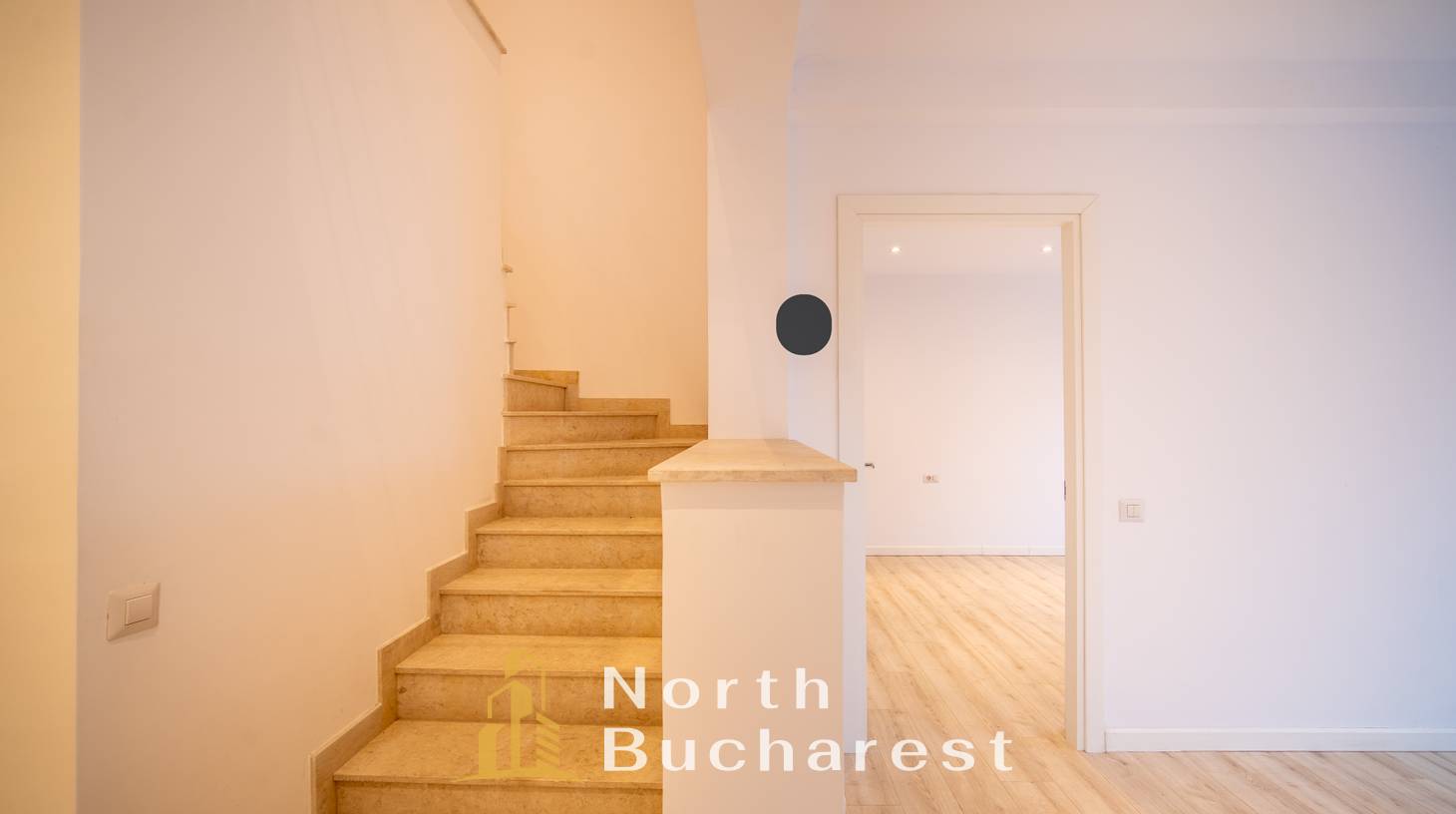 https://images.northbucharest.ro/nSzrk2yQkwBQE9KANAHqd4x6kLs8TpCJk_vhUELe8Kg/watermark:0.75:so:0:30:0.39/resize:fill:1460:816:1/gravity:ce/bG9jYWw6Ly8vZXN0YXRlL2xyLzQ2NDZjM2M1LTY2MDAtNGE4Mi1hMTgzLWY1ZjU0ZTg4NmJjZS5qcGVn