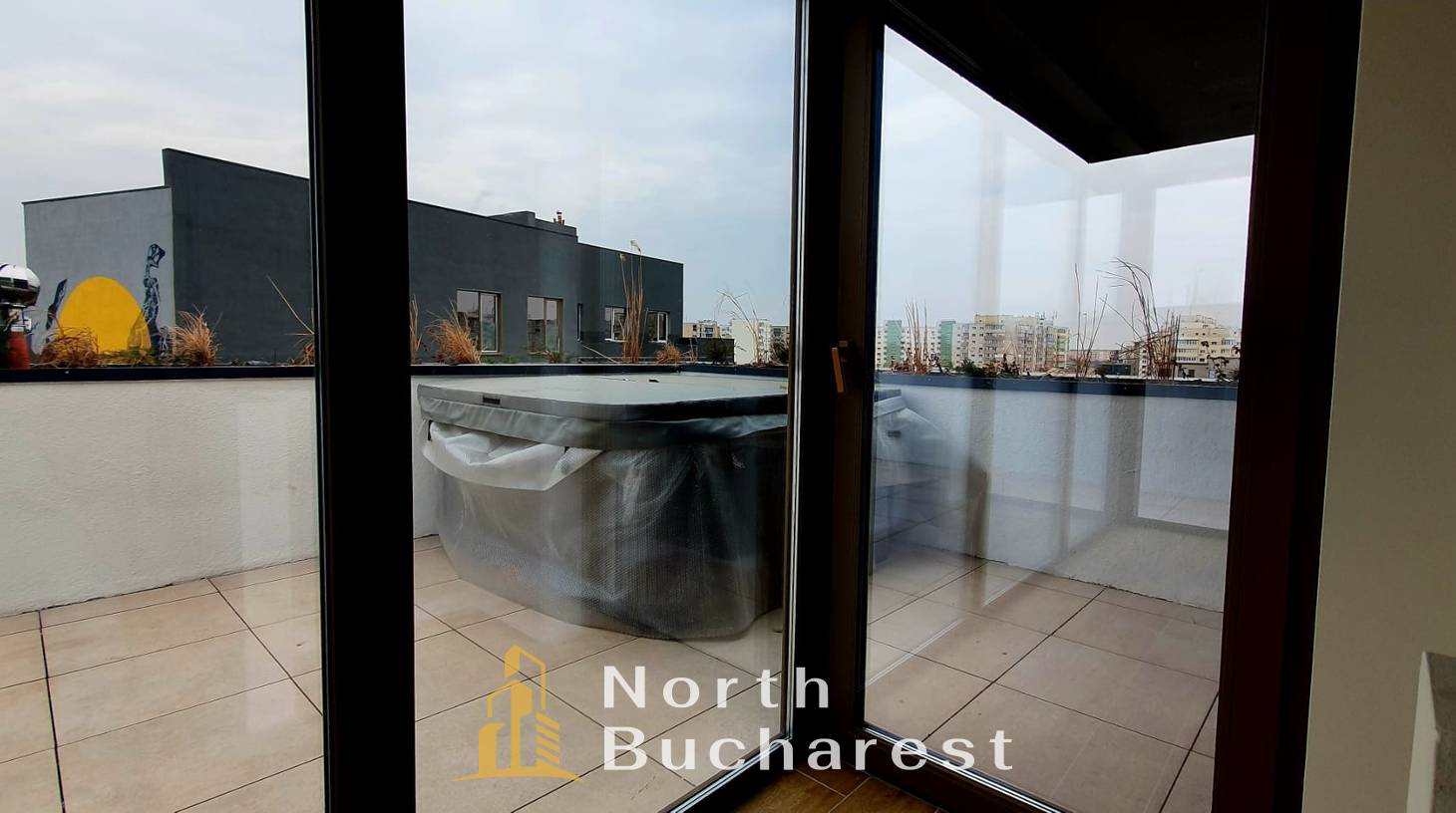 https://images.northbucharest.ro/oROlV_AQZX32BBrnrS0-394cCBndQl_X04d63FBlbJk/watermark:0.75:so:0:30:0.39/resize:fill:1460:816:1/gravity:ce/bG9jYWw6Ly8vZXN0YXRlL2xyLzkwM2I5YzRkLTJlYjgtNDM2Mi1iNjVlLWUxYWY2MzNkNWZmZC5qcGVn