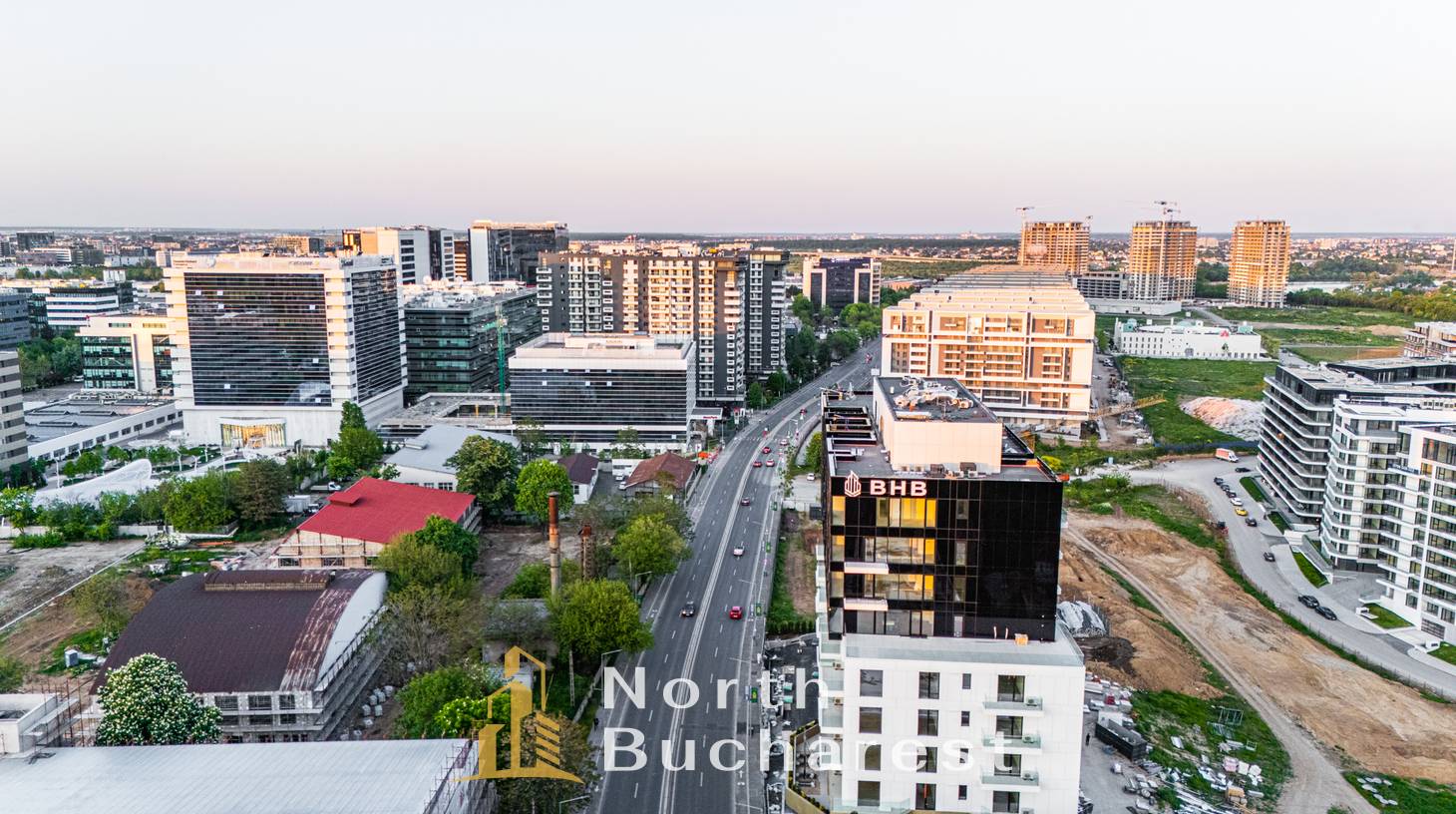 https://images.northbucharest.ro/qLRtw_HmobA6QWOMoJ1dza2roa_DNtx4uBKdRahws5M/watermark:0.75:so:0:30:0.39/resize:fill:1460:816:1/gravity:ce/bG9jYWw6Ly8vZXN0YXRlL2xyLzE4NjY5ZmZhLWM3ODYtNDI1OC05MGQ3LWNlNzU2MDhjYzNlZS5qcGVn