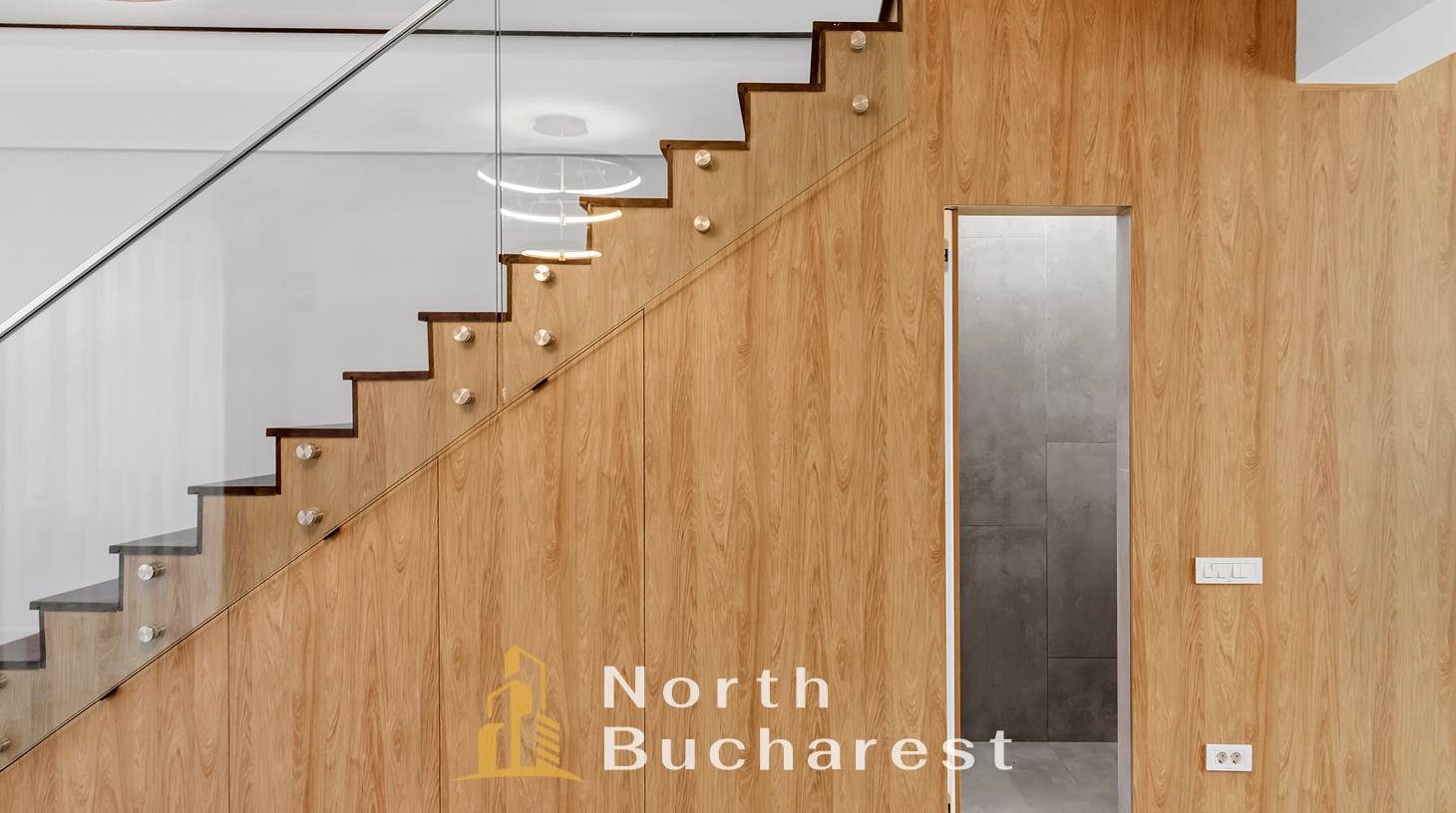 https://images.northbucharest.ro/rwavGSgSI-VAwVT_J47Ds2QVxERaQEmWjpV5TQGrPiA/watermark:0.75:so:0:30:0.39/resize:fill:1460:816:1/gravity:ce/bG9jYWw6Ly8vZXN0YXRlL2xyLzMxYmFiNmVlLTBmN2MtNGQ1YS04YjM3LTk3MDdjNzAwM2M3OC5qcGVn