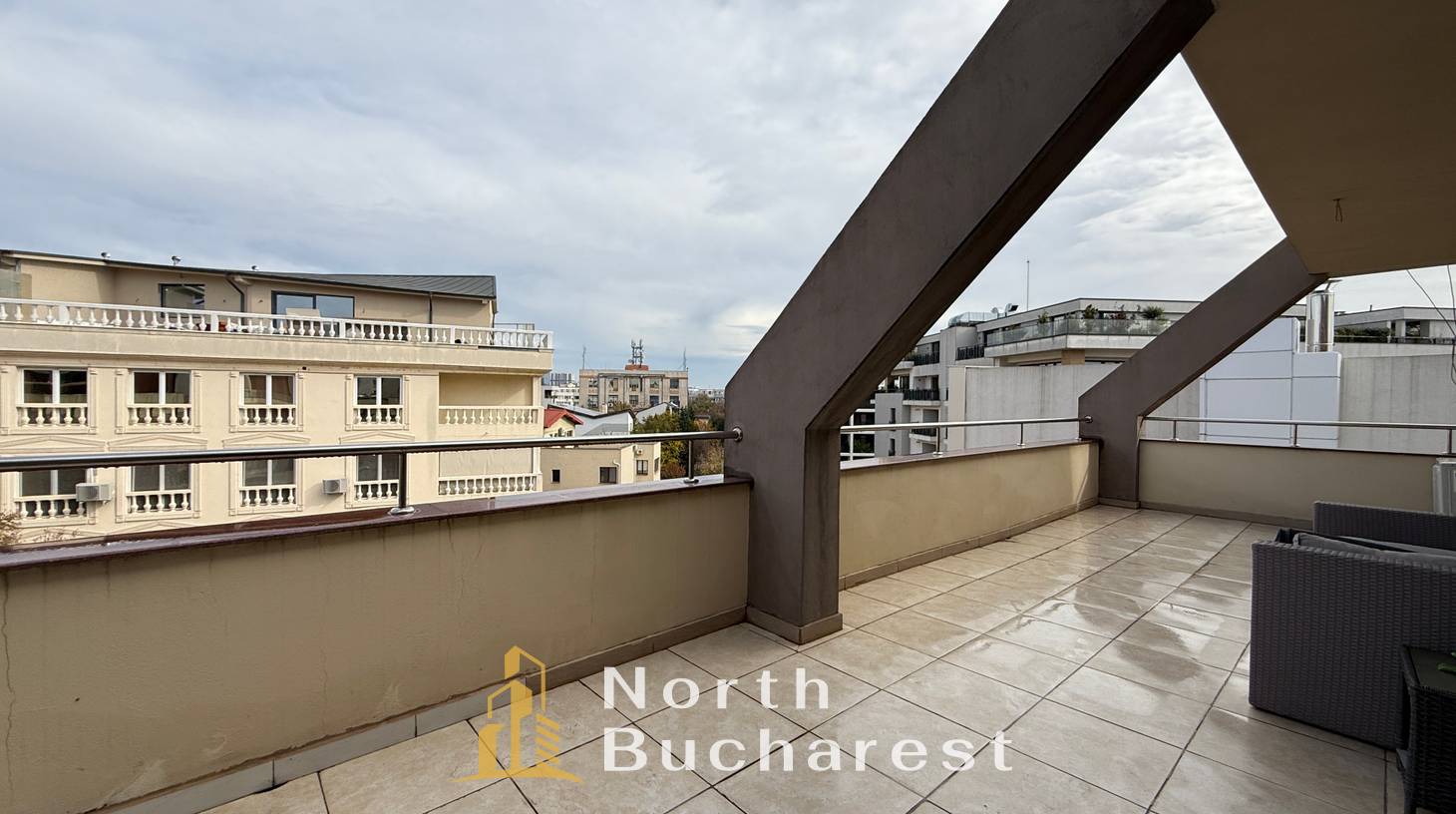 https://images.northbucharest.ro/sOEz4NwD_4XJaeONHt7puGw2AfGpXm2IZzCcPSSzlfQ/watermark:0.75:so:0:30:0.39/resize:fill:1460:816:1/gravity:ce/bG9jYWw6Ly8vZXN0YXRlL2xyLzY4ODg3MDI0LTAwMDAtNDNlYi05ZGFiLWM1YjM0MzIyZTJlNy5qcGVn