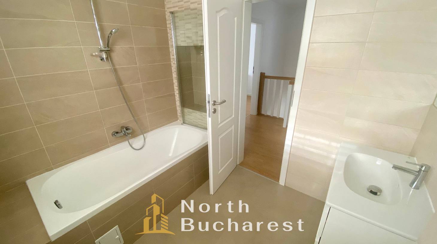 https://images.northbucharest.ro/tMCLdi4CjO-yDs5nw2p7lbXGUFV9BJgkLJg4dHk22JA/watermark:0.75:so:0:30:0.39/resize:fill:1460:816:1/gravity:ce/bG9jYWw6Ly8vZXN0YXRlL2xyL2ViM2YyODMzLWIxNGUtNDg3Ni05NTE0LWI3MzE2YjljNjJlMy5qcGVn