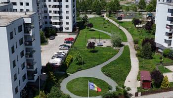 https://images.northbucharest.ro/tnt_itIwFbADSSRJMdpLIVk-fP1IIESta6bux86LxGs/resize:fill:350:198:1/gravity:ce/bG9jYWw6Ly8vZXN0YXRlL2xyLzBjZWVjZDYyLTI1ZWEtNGI3ZS1iNDgyLWM3MzMxOWFiNWQ0ZC5qcGVn