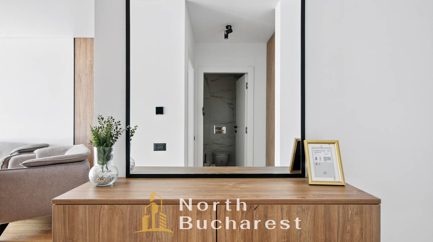 https://images.northbucharest.ro/uGvR70Dkt_TTSQUY9-zLRZ0STTvyFEEdhbjJ-VxeLZ8/watermark:0.75:so:0:30:0.39/resize:fill:1460:816:1/gravity:ce/bG9jYWw6Ly8vZXN0YXRlL2xyLzlhMWU3MWE0LTJhNWQtNGVmZi04ZDM3LTc3N2UwNzRhODU1OC5qcGVn