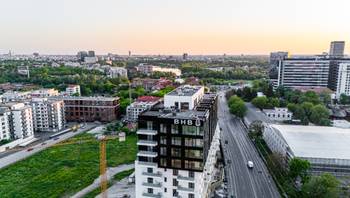 https://images.northbucharest.ro/vBSJuZrHDeEqqKniGAhNf6gEhhPtq-XjbDsi_w0SaKk/resize:fill:350:198:1/gravity:ce/bG9jYWw6Ly8vZXN0YXRlL2xyL2I4NzAzYzU3LWRmOWMtNDMyMS1hMTkwLThkMmMzZWU4NDdkNS5qcGVn