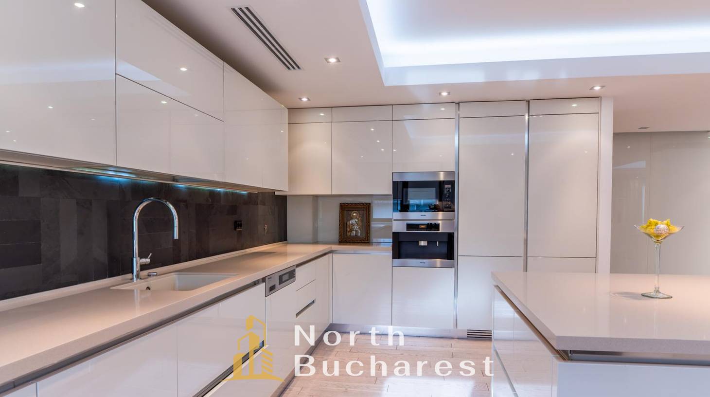 https://images.northbucharest.ro/vZJKvsVVFyQRYTyz2ZUSfGh0xBLOF8SHeTtNzMiNwUg/watermark:0.75:so:0:30:0.39/resize:fill:1460:816:1/gravity:ce/bG9jYWw6Ly8vZXN0YXRlL2xyLzBhYTBhNDkzLTBlMmEtNGYzMi05YjI5LWE0Yjg5NGU5ZGQ2Yi5qcGVn