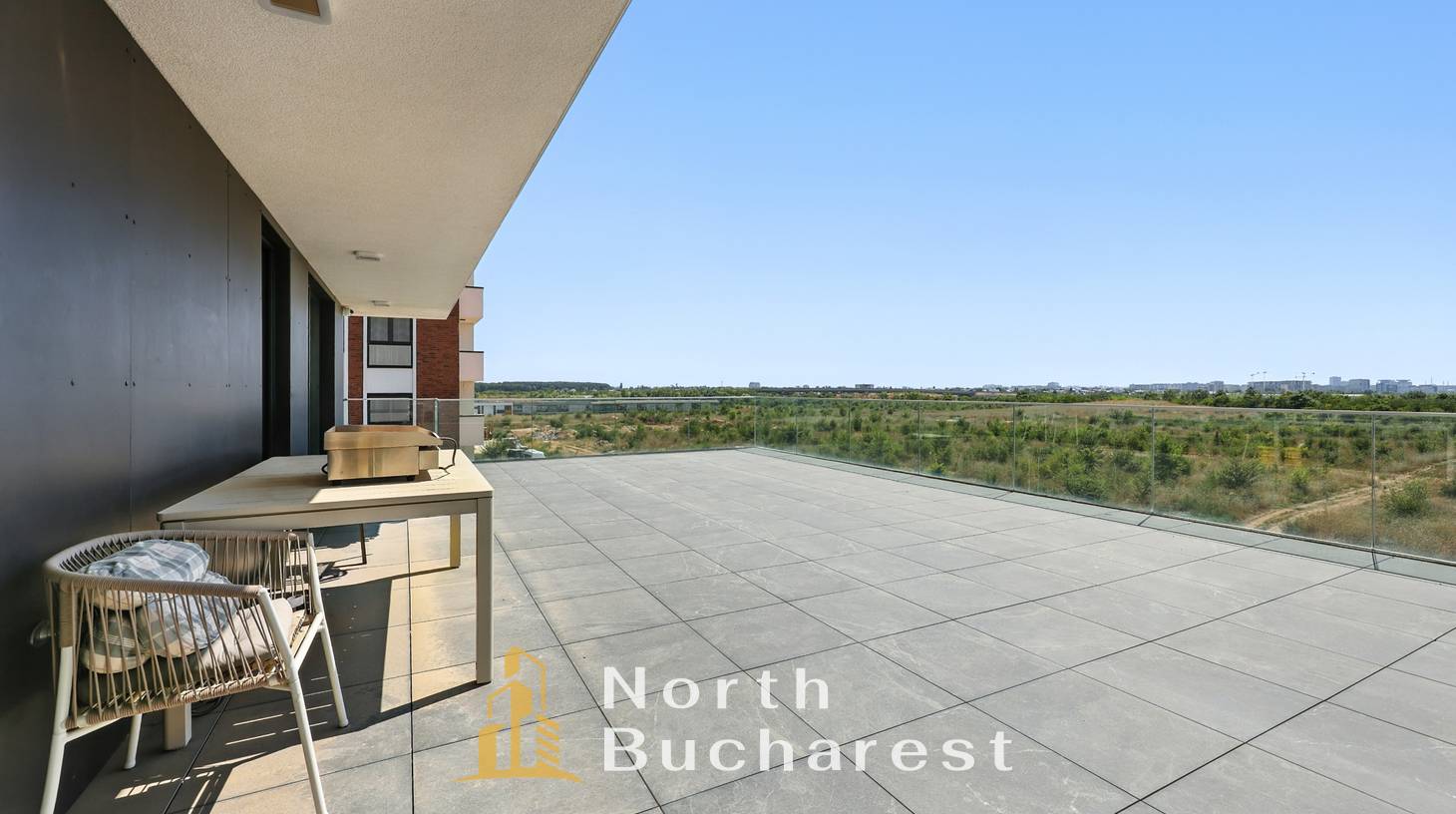 https://images.northbucharest.ro/wE960YHyMwJ4qY5PR76V_Y6uclSRETm_vH6gpUiUYJk/watermark:0.75:so:0:30:0.39/resize:fill:1460:816:1/gravity:ce/bG9jYWw6Ly8vZXN0YXRlL2xyL2FmMDBjM2U5LTY2NTUtNGI4Ni1iYjYyLWEzOTkyYmJkYjI3MC5qcGVn
