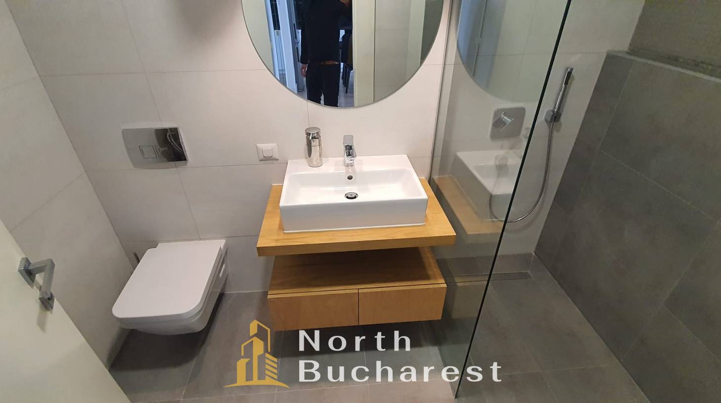 https://images.northbucharest.ro/zj5kbwufrcavTJQOx4j_AqsPPm9NV0t3DySsNDaaFZc/watermark:0.75:so:0:30:0.39/resize:fill:1460:816:1/gravity:ce/bG9jYWw6Ly8vZXN0YXRlL2xyLzU2OTIwNDJkLTgxNzktNDgzMC04OGM5LTkyNzdjZTk1NjJjMy5qcGVn